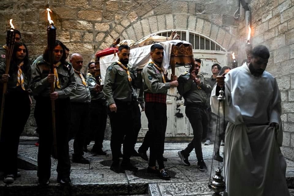 Los exploradores llevan una estatua de Jesucristo durante la procesión del Viernes Santo en la Ciudad Vieja de Jerusalén.