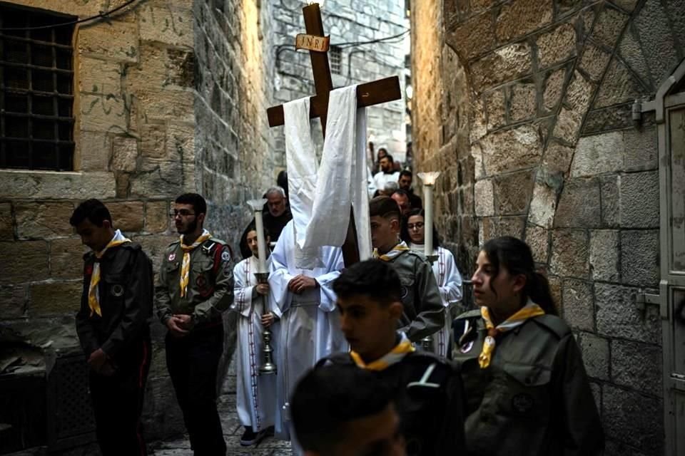 La guerra en Gaza eclipsó el Viernes Santo en Jerusalén y pocos peregrinos salieron a las calles para la procesión en la Ciudad Vieja.