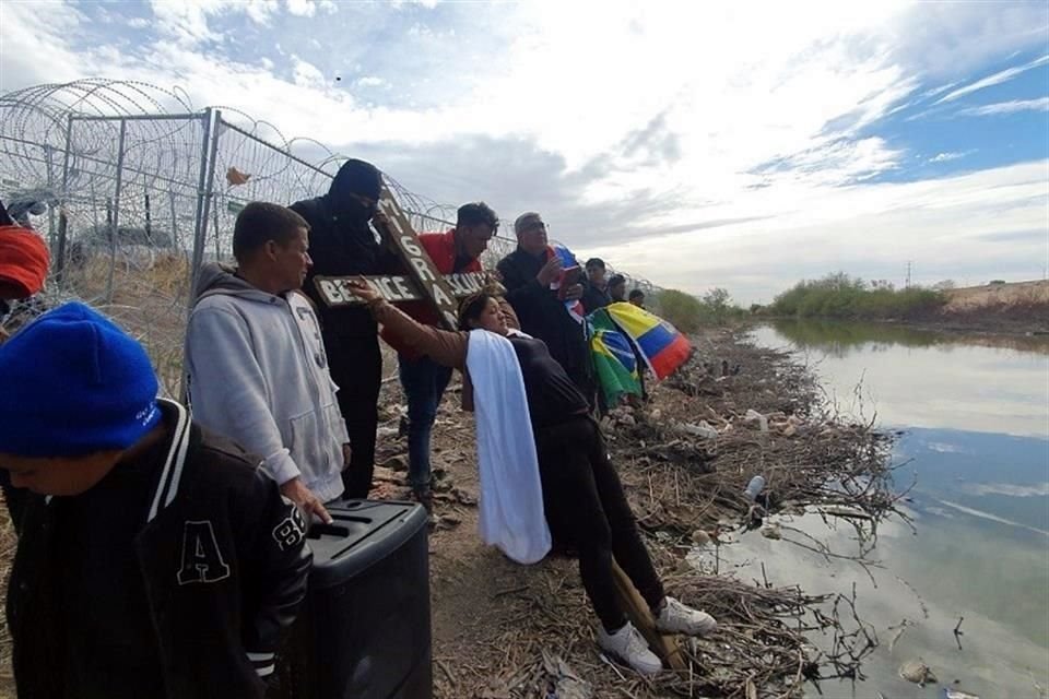 Migrantes realizaron una representación de la Pasión de Cristo en el muro fronterizo.