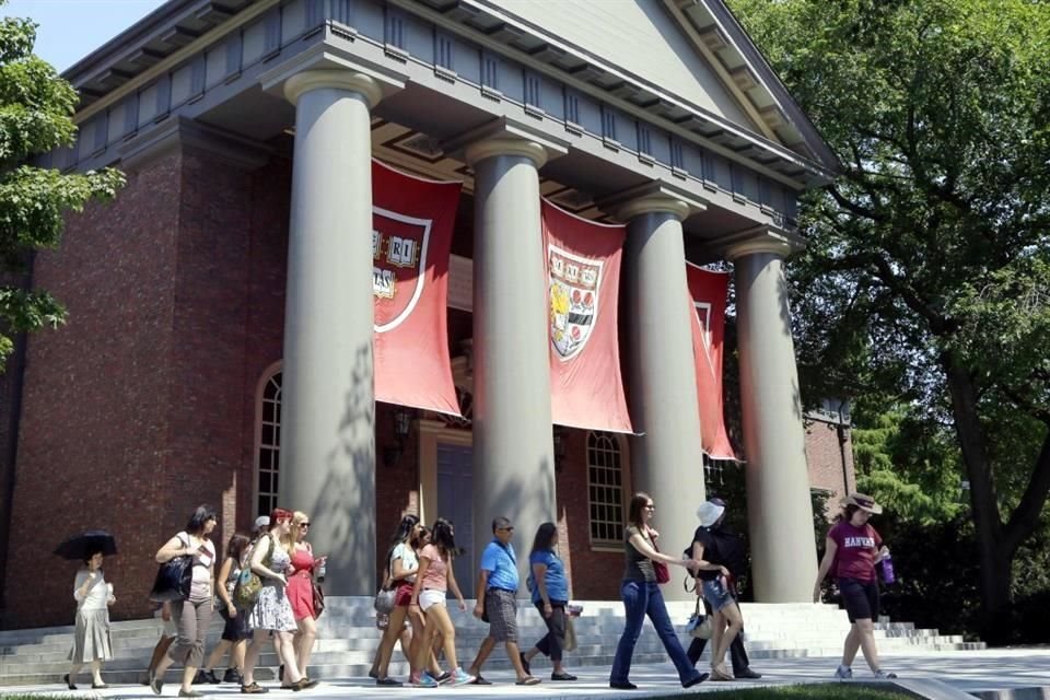 Las solicitudes para ingresar a la Universidad de Harvard disminuyeron este año, a pesar de que otras otras escuelas altamente selectivas alcanzaron niveles récord.