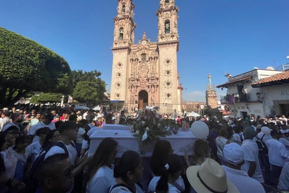 Con gritos de justicia, flores y globos, familia y pobladores de Taxco despidieron a la niña Camila, quien fue asesinada.
