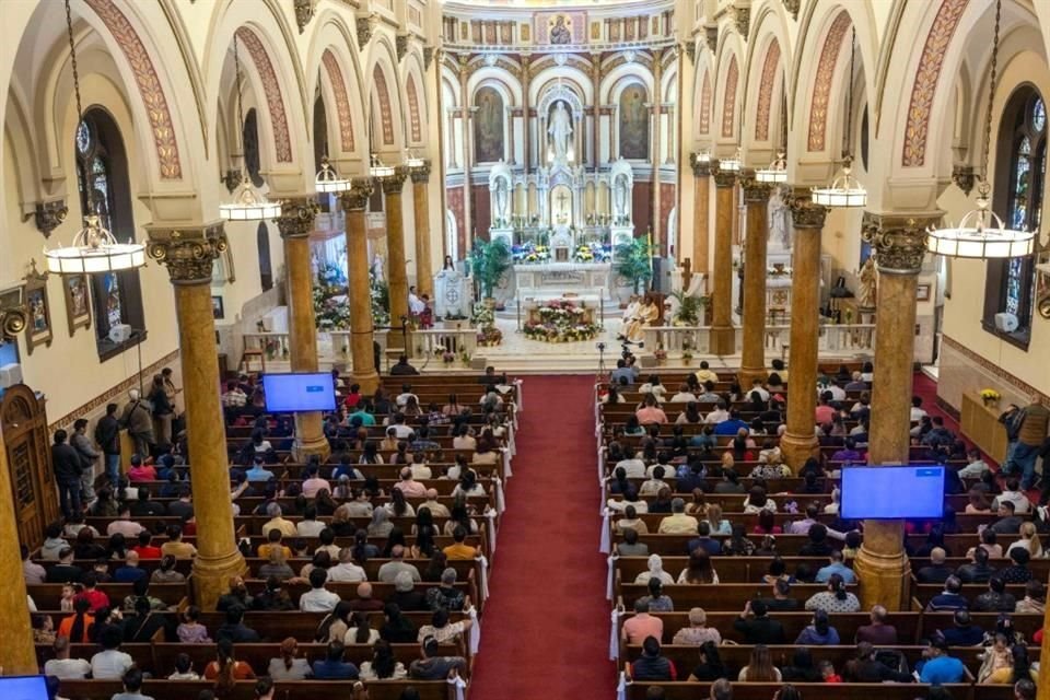 Una misa por el Domingo de Pascua en Baltimore rindió homenaje a víctimas de derrumbe de puente.