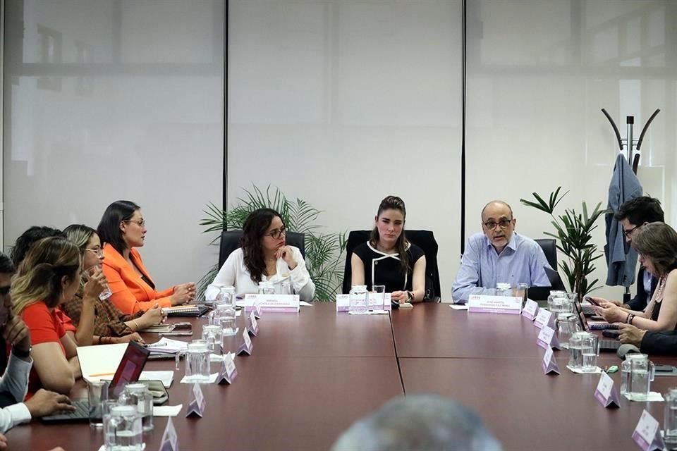 La consejera del INE, Dania Ravel, con integrantes del organismo electoral en Guanajuato en una reunión en marzo.