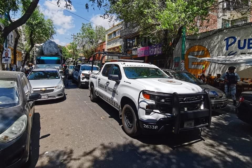 Policías de Investigación, elementos del Ejército y de la Guardia Nacional, realizaron un operativo en una vecindad ubicada en la Calle Camelia, entre Héroes y Guerrero, en la Colonia Guerrero.