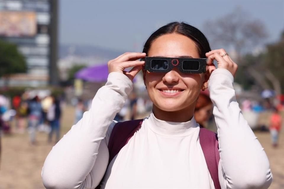 Una estudiante en Ciudad Universitaria presume sus gafas con filtro solar.