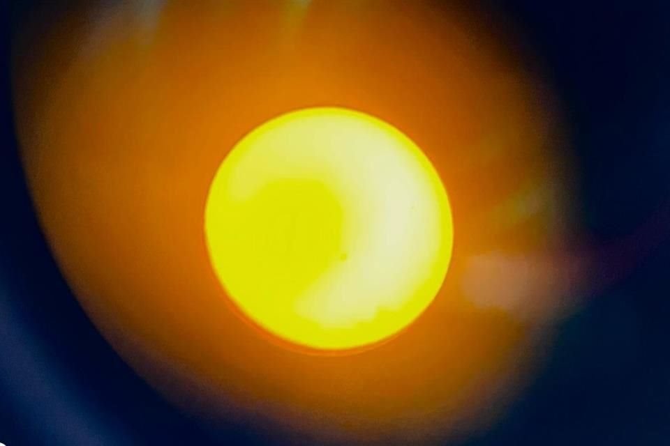 El sol visto en el planetario del IPN desde un telescopio, horas antes del las primeras etapas del eclipse.