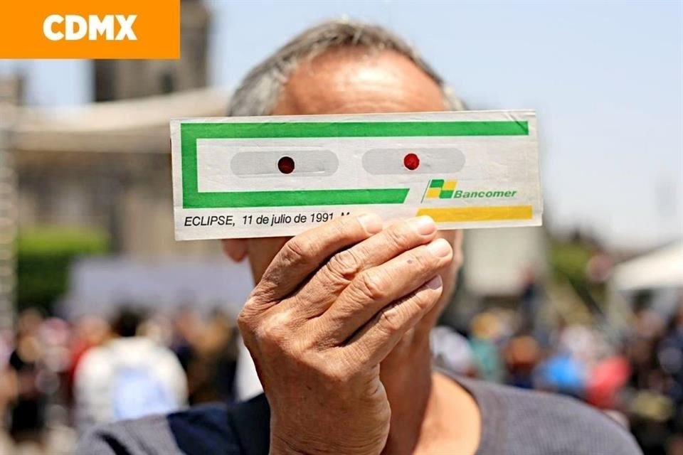 Un señor portó unos lentes con la fecha del eclipse de 1991.