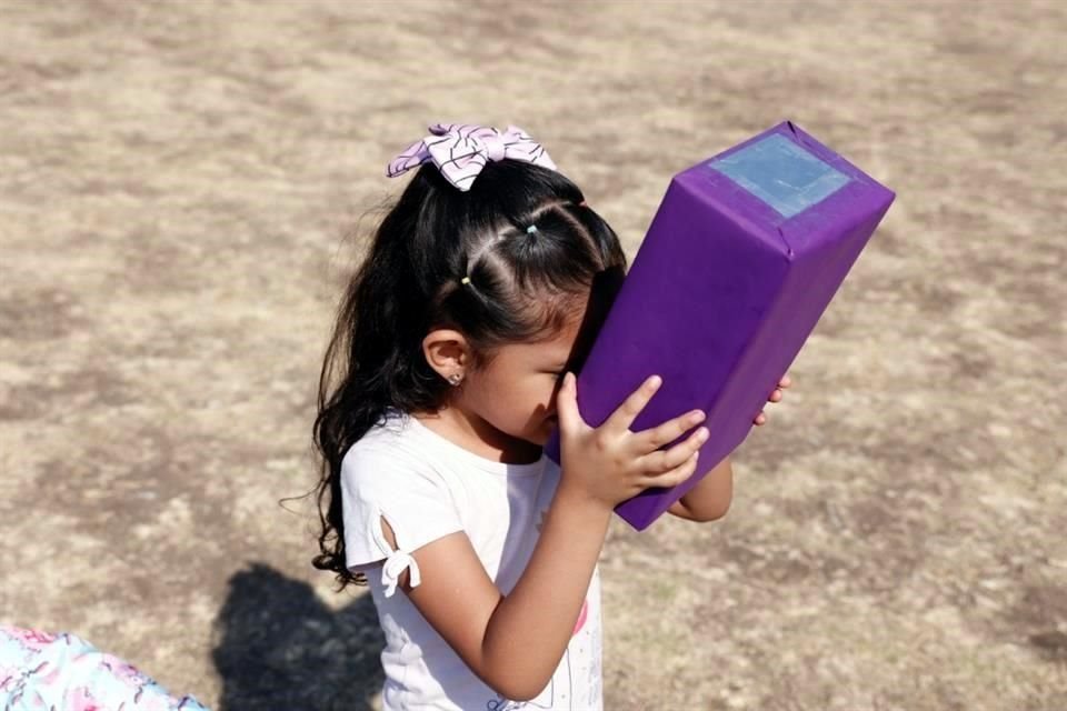 La pequeña Sofía, de 5 años, acudió a CU con la caja de observación que le armó su mamá para admirar el eclipse.