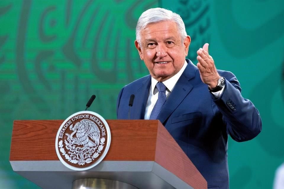 En cables diplomáticos, personal del Gobierno de EU discutió el 'efecto teflón' de la popularidad de AMLO en su primer año en el poder.