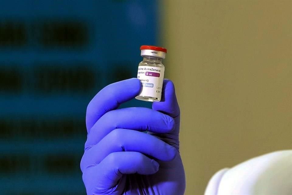 Regulador de UE halló 'posible vínculo' entre casos de coágulos y vacuna Covid-19 de AstraZeneca, pero respaldó que beneficios superan riesgos.