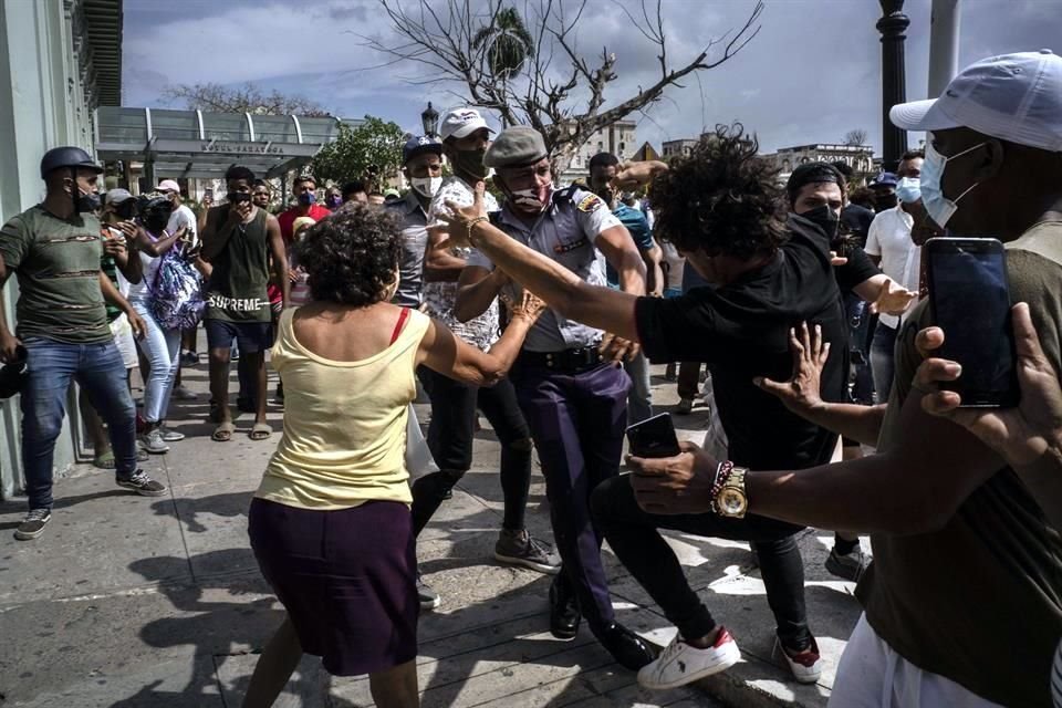 La Policía detiene a un manifestante el domingo, durante las protestas contra el Gobierno de Cuba.