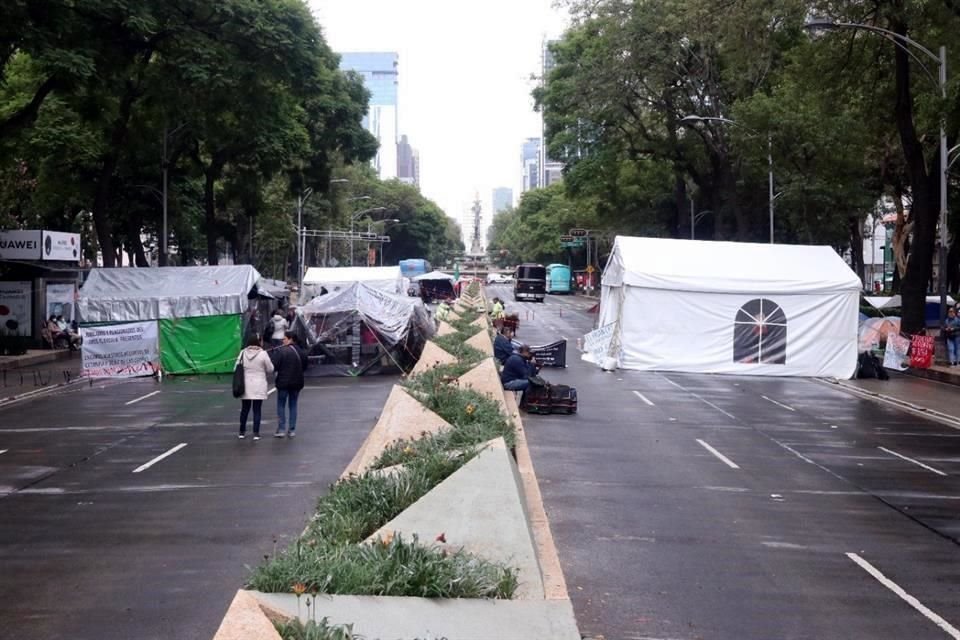 Jubilados del IMSS cerraron tramo de Paseo de la Reforma para exigir que se les devuelvan rubros de cesantía en edad avanzada y vejez.