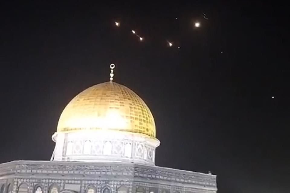 Estelas de cohetes en el cielo sobre el recinto de la Mezquita de Al-Aqsa en Jerusalén por ataque iraní.