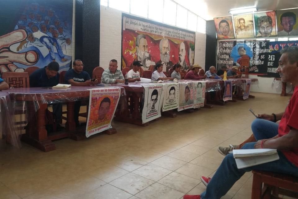 Padres de los 43 normalistas de Ayotzinapa acordaron boicotear campañas.