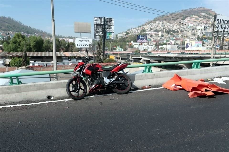 Los dos tripulantes de la moto cayeron unos seis metros y azotaron sobre Río de los Remedios, en dirección al poniente. 