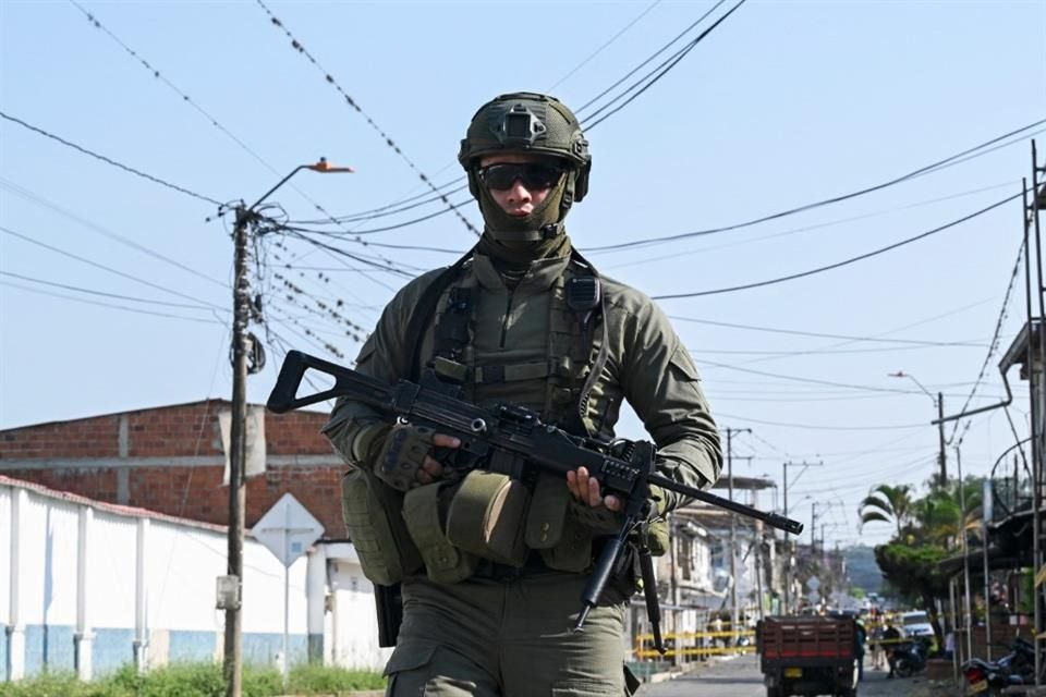 Un policía Colombiano patrulla las calles de Miranda, en Cauca, el 12 de abril.