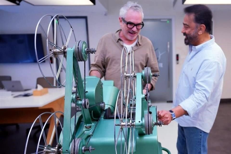 El cineasta mexicano Alfonso Cuarón visitó recientemente la India, donde se reunió con varios colegas de la industria cinematográfica.