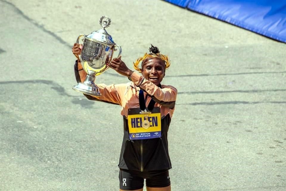 La keniana Hellen Obiri retuvo su corona en el Maratón de Boston en la rama femenil al completar el recorrido en 2 horas, 22 minutos y 37 segundos.