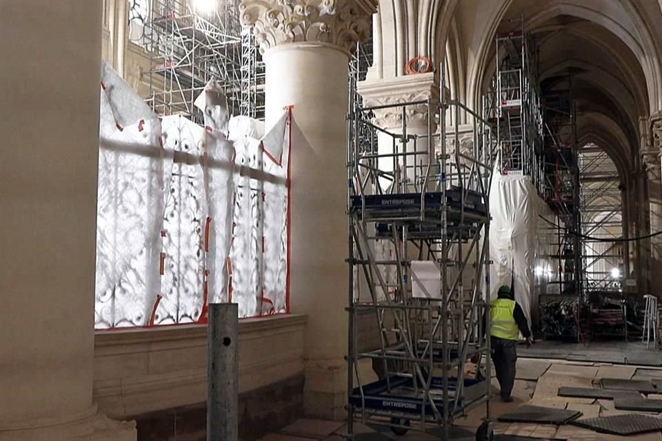 Cientos de artesanos, arquitectos y otros profesionales trabajan en la rehabilitación de la catedral de Notre Dame.