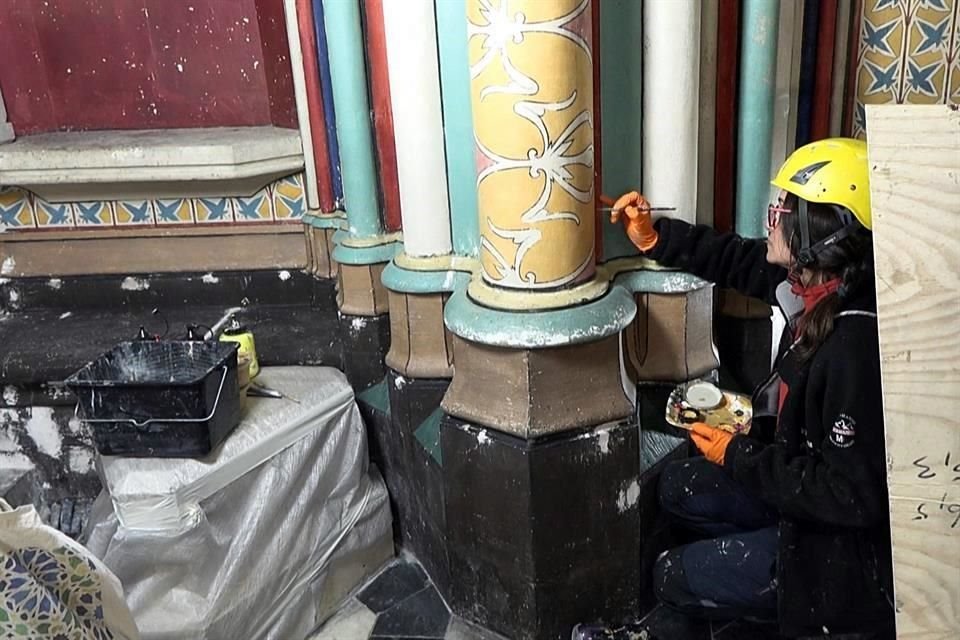 Especialistas en restauración devuelven el color a los pilares del templo parisino.