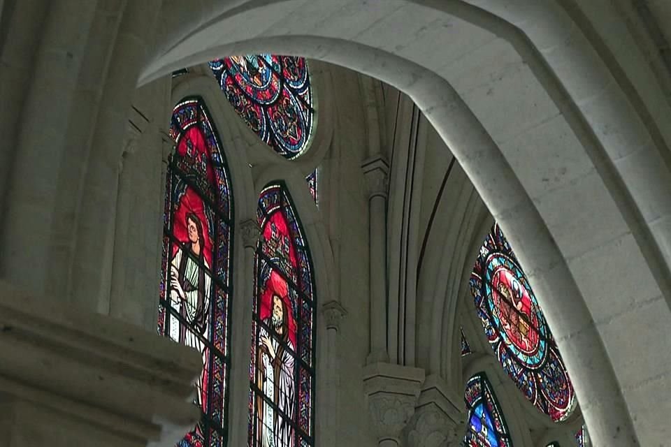 Los vitrales de época, entre los cuales destacan los tres enormes rosetones medievales, muestran ahora una luz tamizada.