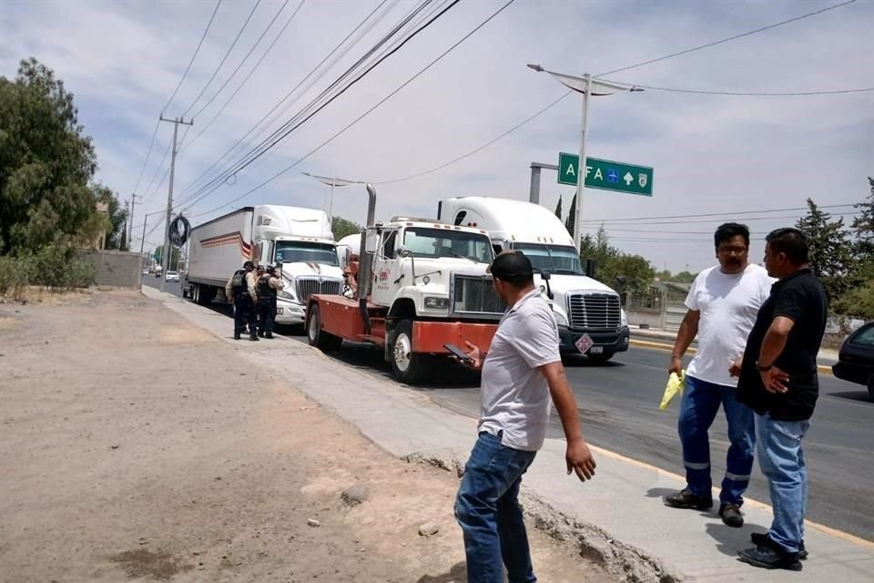 Un camión de carga embistió a un ciclista en Tecámac.