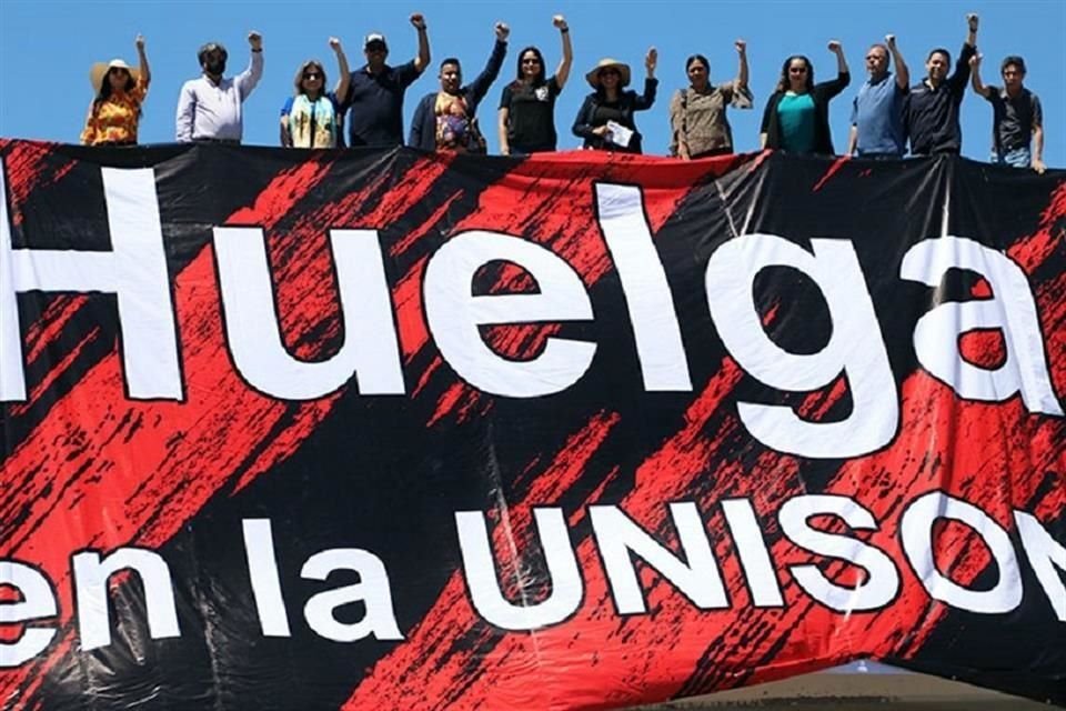 Académicos de la Universidad de Sonora realizaron una protesta en Hermosillo para exigir una mejora en sueldos y prestaciones.