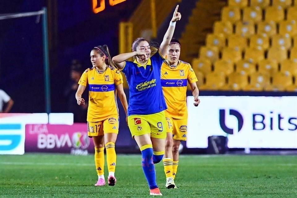 Katty Martínez festeja su gol de penal delante de las felinas Natalia Villarreal y Lizbeth Ovalle.