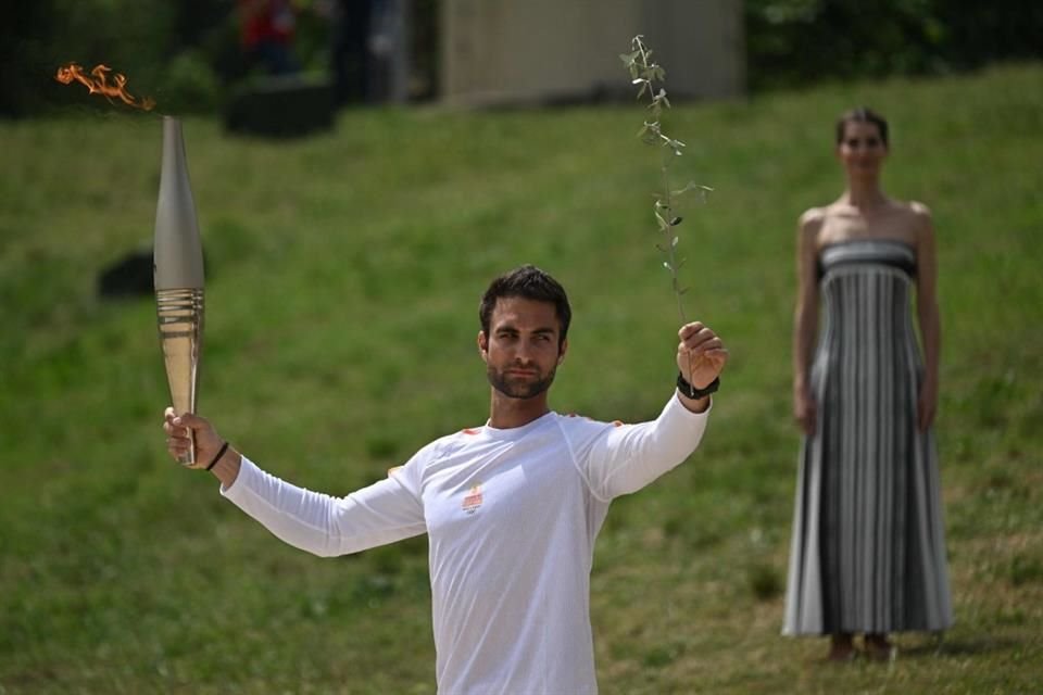 El primer portador de la antorcha fue el remero griego Stefanos Douskos, medallista de oro en 2021 en Tokio.