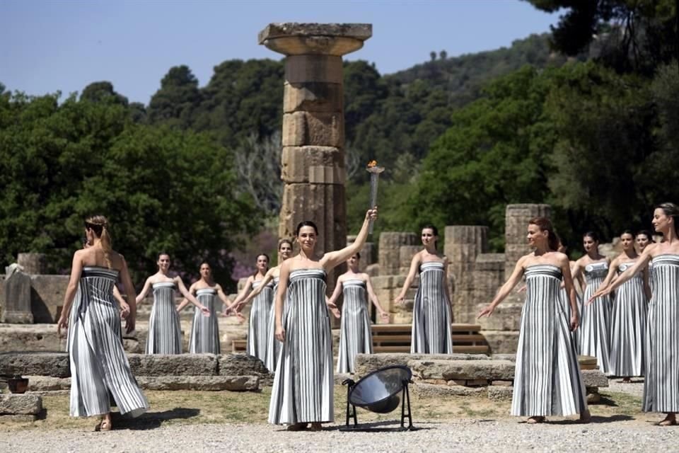La antorcha olímpica fue encendida en Grecia, como marca la tradición.