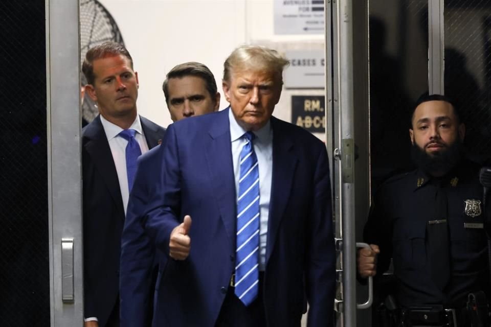 El ex Presidente Donald Trump regresa al tribunal tras un descanso durante un juicio en Nueva York.