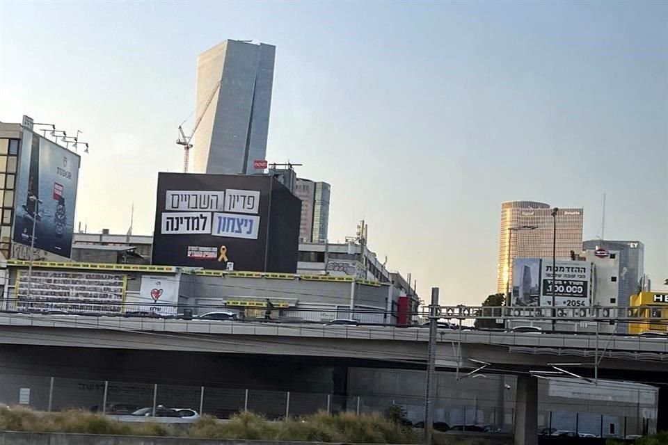 Una pancarte en Tel Aviv pide la liberación de los rehenes cautivos en Gaza.