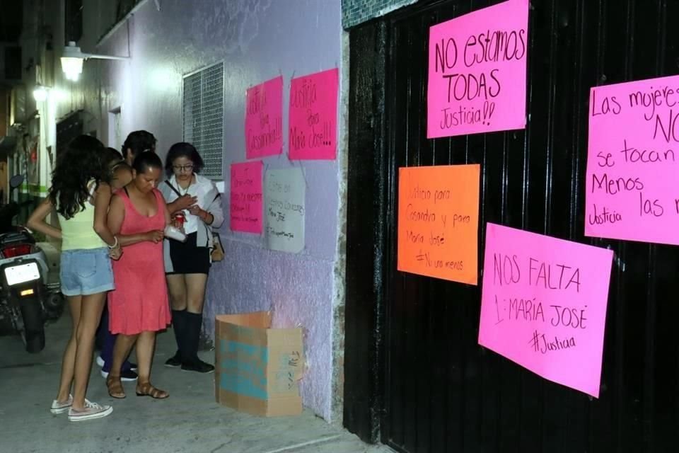 Vecinos con cartulinas piden justicia por María José.