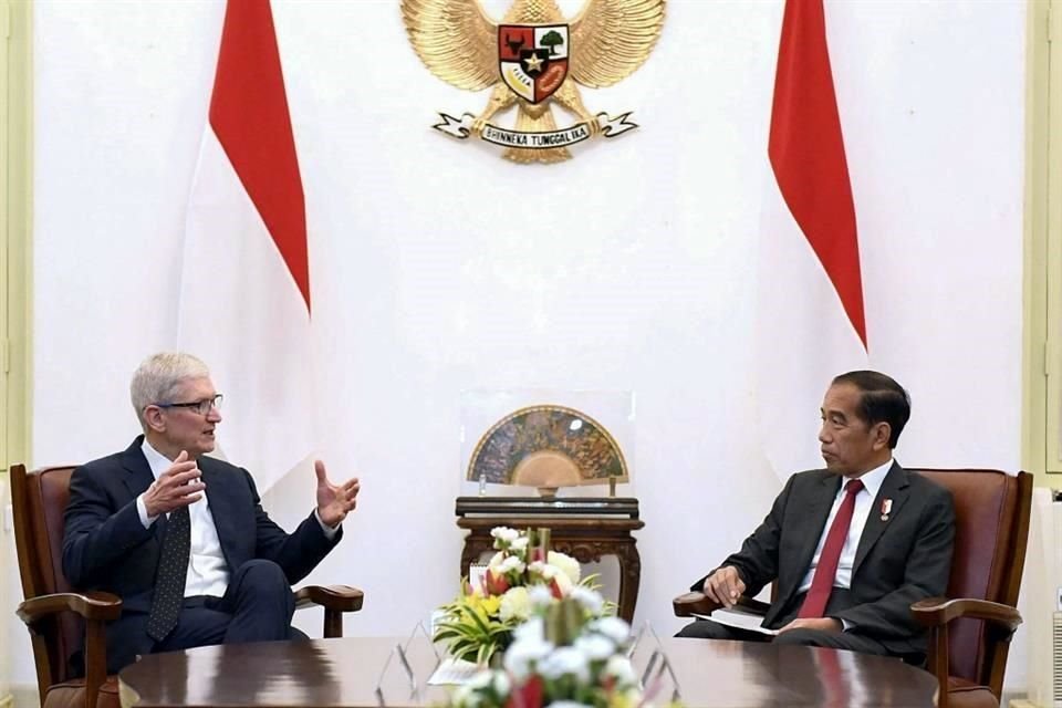 El Presidente indonesio Joko Widodo (Der.) en una reunión con el director ejecutivo de Apple, Tim Cook, en el Palacio Merdeka en Yakarta.