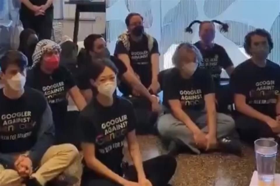 El grupo publicó fotografías y vídeos en las redes sociales que mostraban a trabajadores de las oficinas de Google sosteniendo pancartas y sentados en el suelo, coreando consignas.