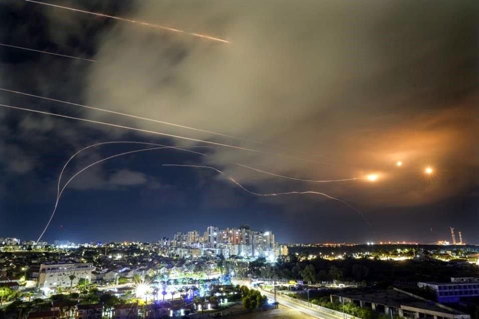 El sistema de defensa aérea israelí Cúpula de Hierro dispara para interceptar un cohete lanzado desde la Franja de Gaza.