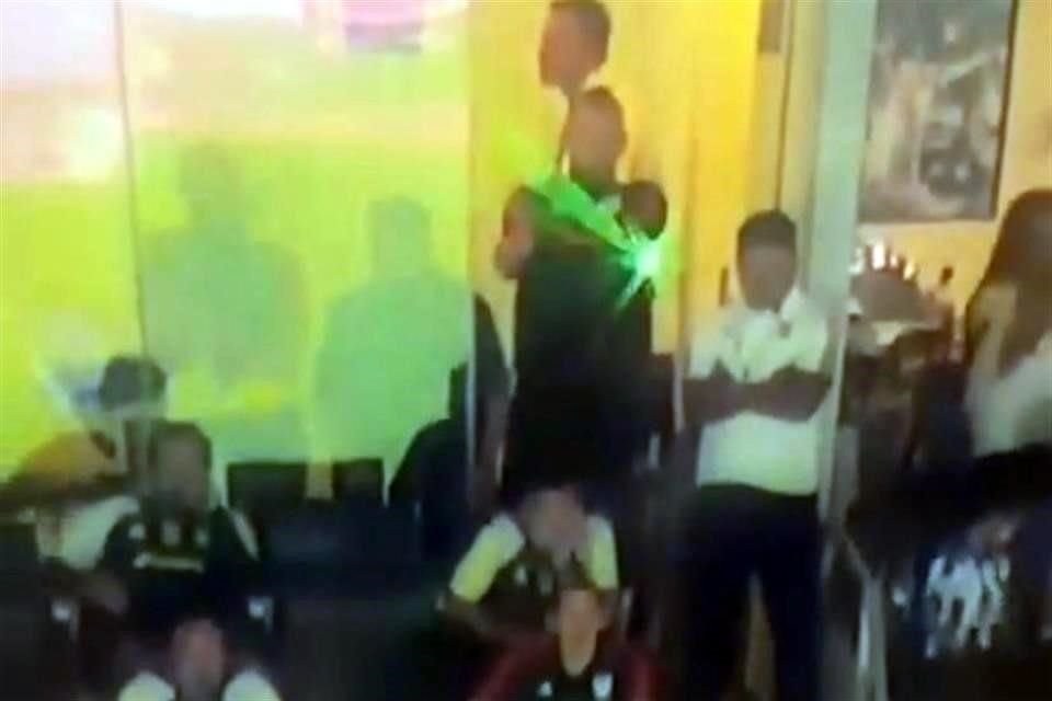 Nahuel Guzmán fue captado utilizando un rayo láser desde un palco del Estadio Monterrey.