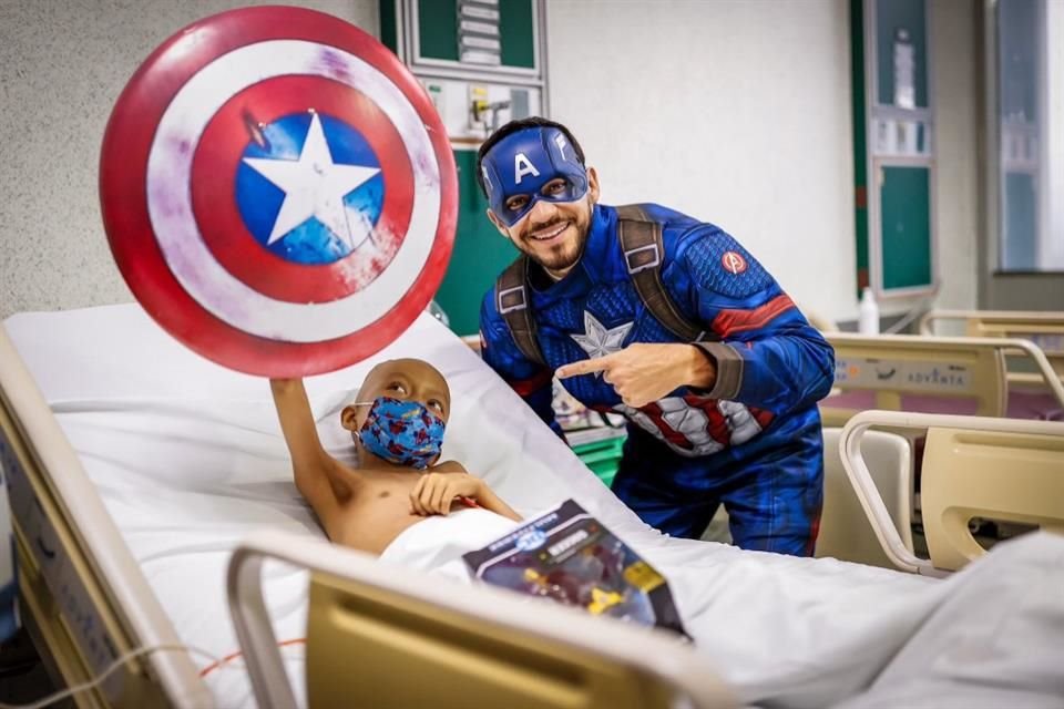Henry Martín se disfrazó de Capitán América para visitar a los niños.