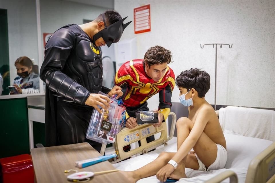 Henry Martín, Ángel Malagón, Alejandro Zendejas y Óscar Jiménez se pusieron el traje de superhéroes para visitar niños en un hospital.