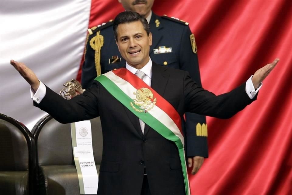 Enrique Peña Nieto al asumir la Presidencia de México.