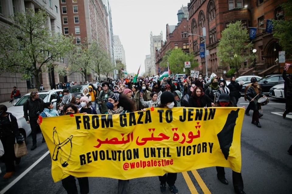 Manifestantes pro palestinos marchan afuera de la Universidad de Columbia, en Nueva York.