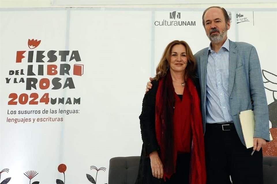 Juan Villoro ofreció la conferencia 'Conquista y contraconquista: los recursos del idioma' en la apertura de la Fiesta del Libro y la Rosa; estuvo acompañado por Rosa Beltrán, titular de Cultura UNAM.