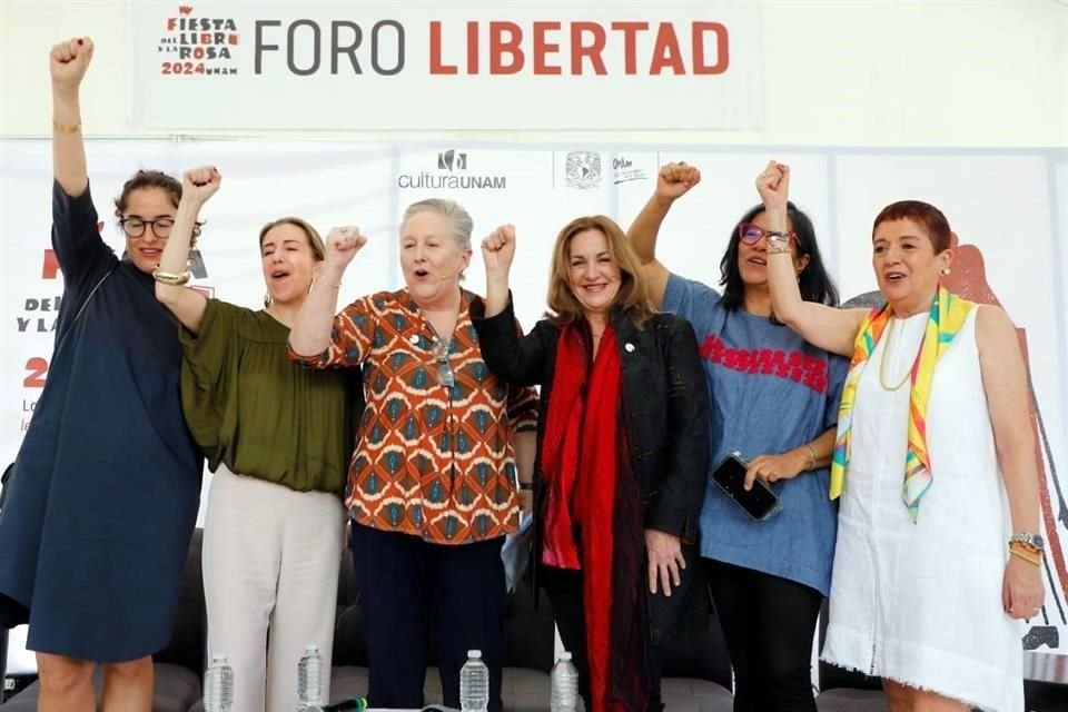 Guadalupe Nettel, Julia Santibáñez, Patricia Dávila, Rosa Beltrán (coordinadora de Difusión Cultural UNAM), Socorro Venegas e Imelda Martorell, durante la ceremonia de inauguración.