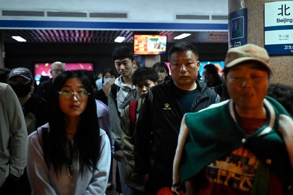 A los chinos morosos se les  impide subir a los trenes rápidos.
