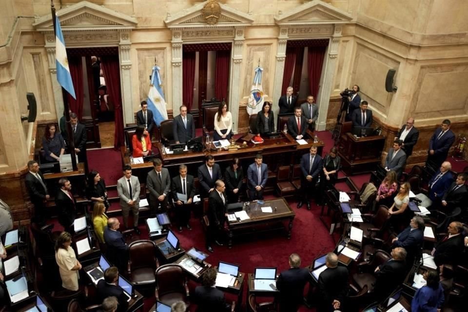 Senadores argentinos aumentaron sus salarios 170% en medio de una dura crisis económica, decisión que fue repudiada por Gobierno de Milei.