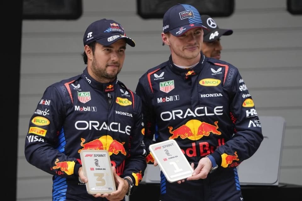Los pilotos de Red Bull con sus reconocimientos.