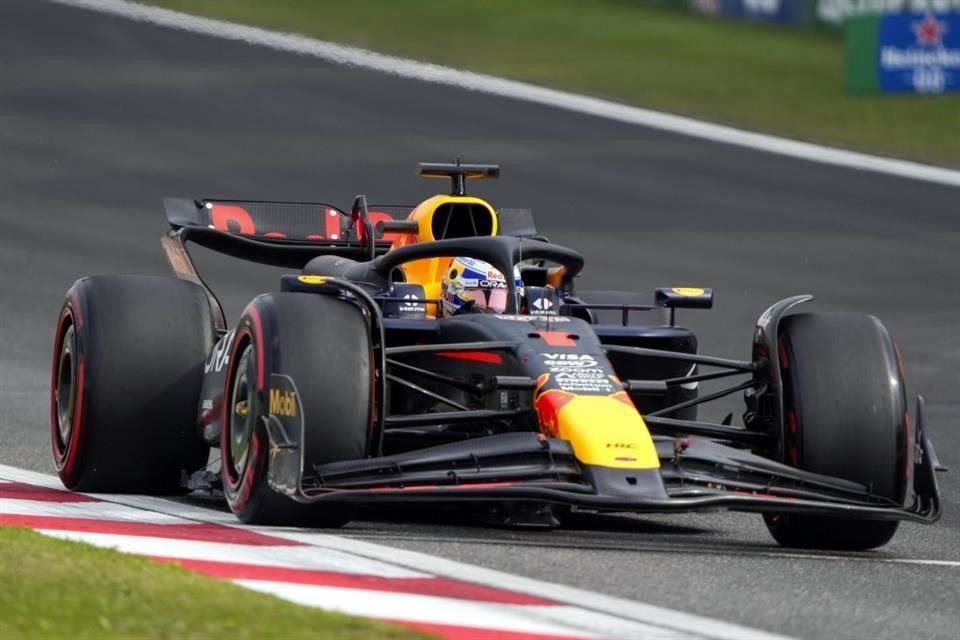 El piloto mexicano de Red Bull Sergio Pérez saldrá segundo en el GP de China y su coequipero Max Verstappen se llevó la Pole Position. 