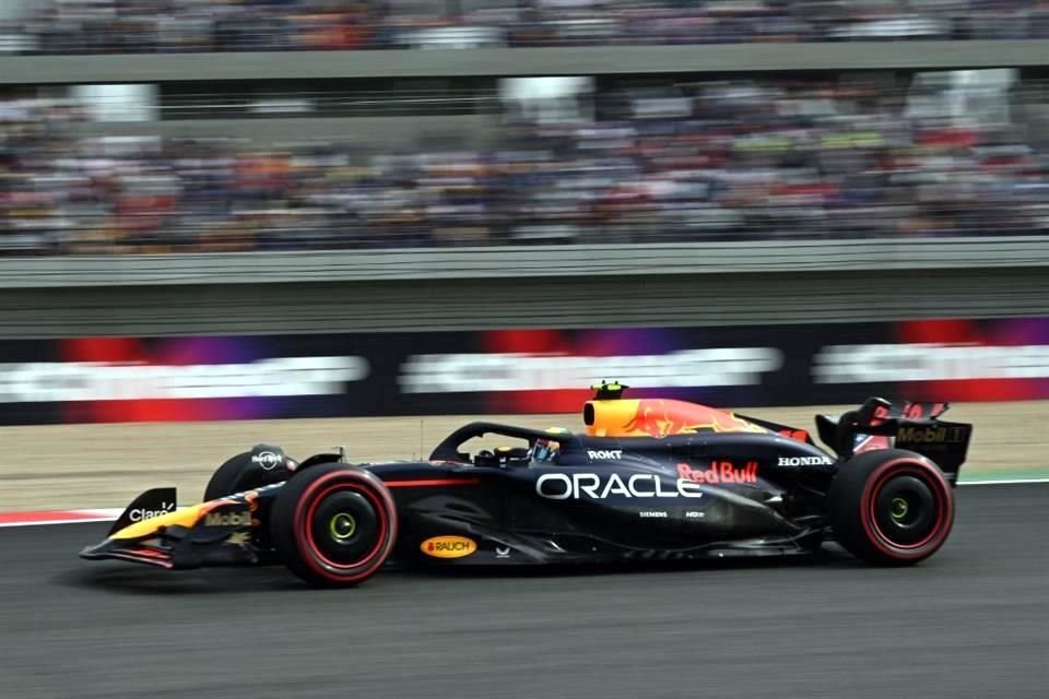 El piloto mexicano de Red Bull Sergio Pérez saldrá segundo en el GP de China y su coequipero Max Verstappen se llevó la Pole Position. 