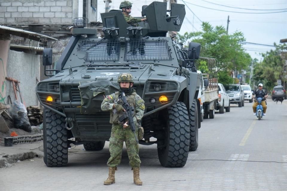 Soldados patrullan las calles de Olon en la provincia de Santa Elena, en Ecuador.