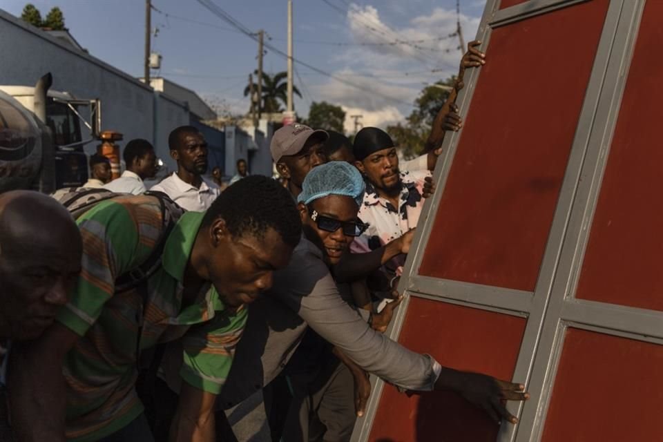 Vecinos alzan una barricada para protegerse de las pandillas en Puerto Príncipe, el 20 de abril del 2024.